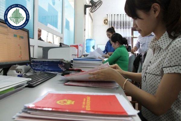 Trường hợp vợ chồng có chung quyền sử dụng đất thì ai là người đứng tên trên sổ đỏ?