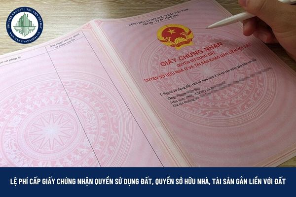 Ai quy định lệ phí cấp giấy chứng nhận quyền sử dụng đất, quyền sở hữu nhà, tài sản gắn liền với đất?