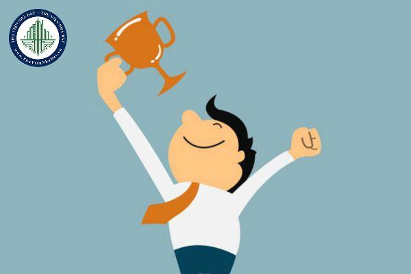 Cấp trên ra quyết định khen thưởng, cấp dưới chi thưởng có phù hợp không?