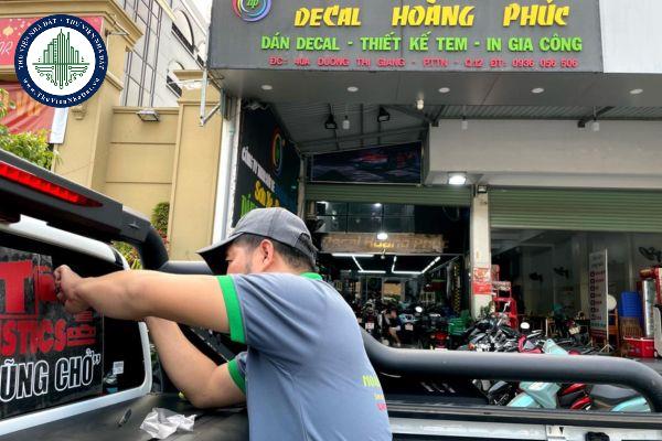 Dán hình siêu nhân lên biển số xe có bị phạt không?