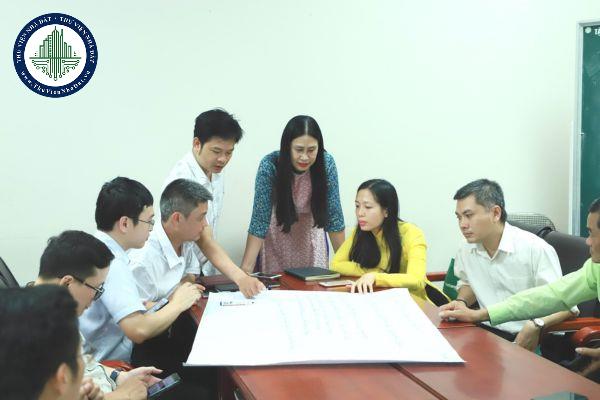 Giảng viên giáo dục nghề nghiệp lý thuyết (hạng III) cần đáp ứng tiêu chuẩn gì về trình độ đào tạo, bồi dưỡng?