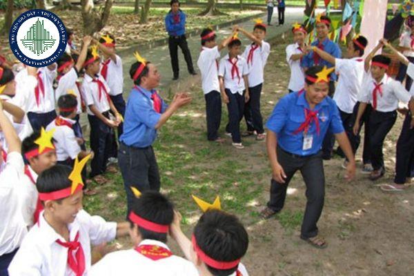 Giáo viên kiêm tổng phụ trách đội bố trí trực hành chính như thế nào?