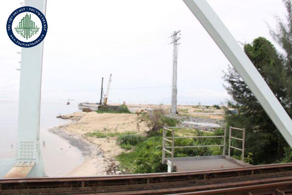 Kè chỉnh trị dòng nước để bảo vệ công trình đường sắt được quy định thế nào?