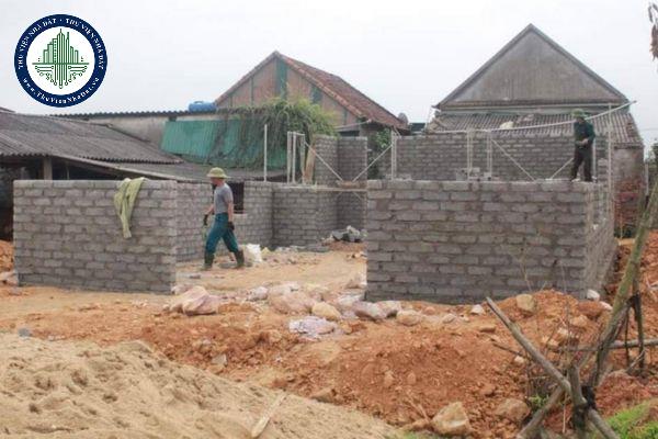 Mua 1 căn nhà cấp 4 xây dựng trên đất trồng cây lâu năm để ở được không?