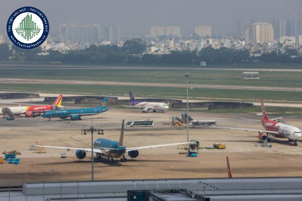 Thẩm quyền quyết định phương thức cho thuê tài sản kết cấu hạ tầng hàng không được quy định ra sao?