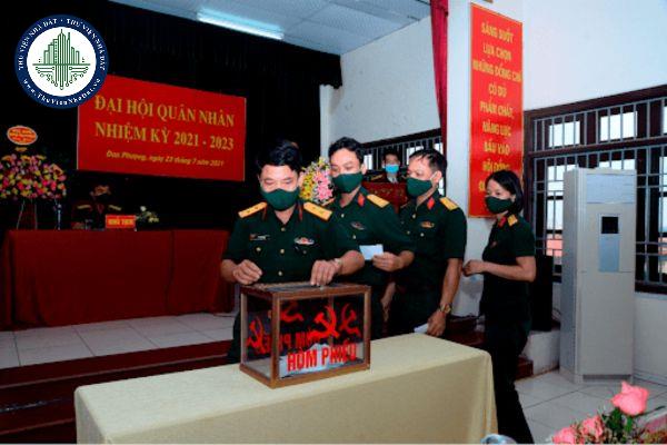 Thực hiện dân chủ về chính trị của Hội đồng quân nhân được quy định như thế nào?