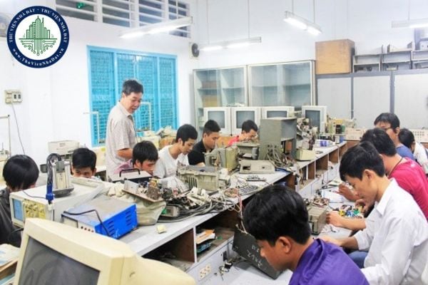 Phó giám đốc có năm trong cơ cấu của Trung tâm giáo dục nghề nghiệp hay không?