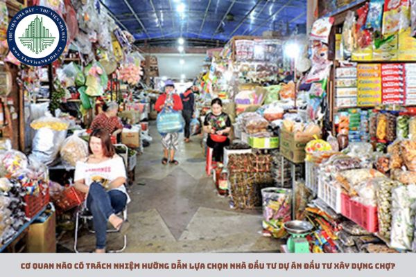 Cơ quan nào có trách nhiệm hướng dẫn lựa chọn nhà đầu tư dự án đầu tư xây dựng chợ?