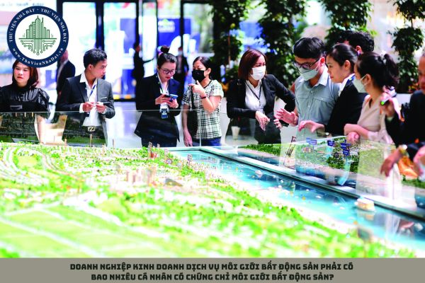Doanh nghiệp kinh doanh dịch vụ môi giới bất động sản phải có bao nhiêu cá nhân có chứng chỉ môi giới bất động sản?