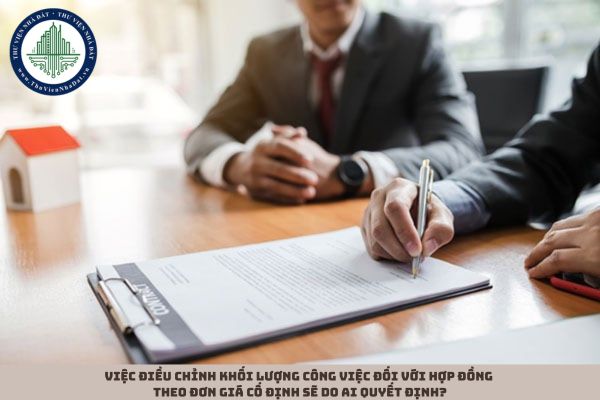 Việc điều chỉnh khối lượng công việc đối với hợp đồng theo đơn giá cố định sẽ do ai quyết định?