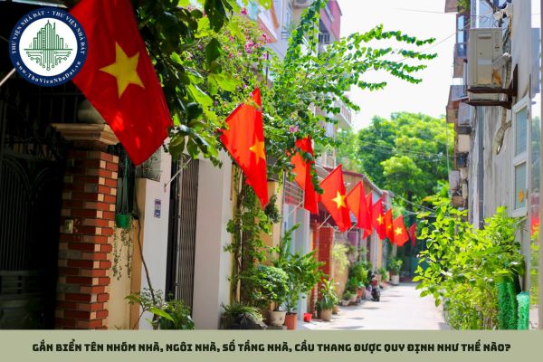 Gắn biển tên nhóm nhà, ngôi nhà, số tầng nhà, cầu thang được quy định như thế nào?
