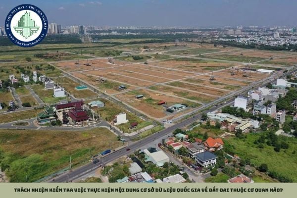 Trách nhiệm kiểm tra việc thực hiện nội dung cơ sở dữ liệu quốc gia về đất đai thuộc cơ quan nào?