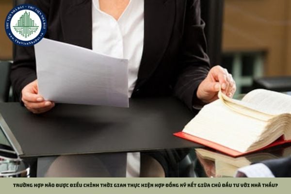 Trường hợp nào được điều chỉnh thời gian thực hiện hợp đồng ký kết giữa chủ đầu tư với nhà thầu?