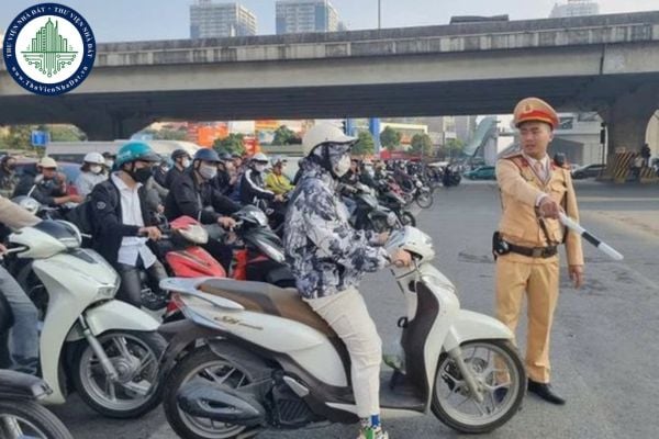 Xe máy chở quá số người quy định năm 2025 bị phạt bao nhiêu tiền? Có bị trừ điểm giấy phép lái xe không?