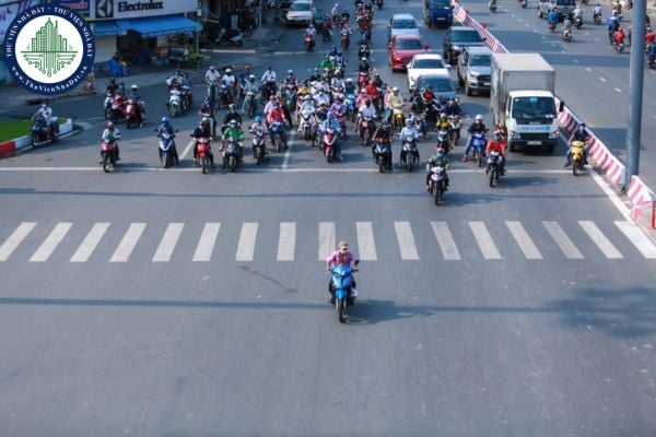 Năm 2025, đi bộ vượt đèn đỏ phạt bao nhiêu? Lỗi đi bộ vượt đèn đỏ với lỗi đi xe máy vượt đèn đỏ thì lỗi nào bị phạt tiền nặng hơn? 