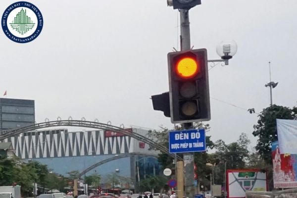 Đèn vàng nhấp nháy có được đi không? Lỗi vượt đèn vàng xe máy bị phạt bao nhiêu tiền từ năm 2025? 