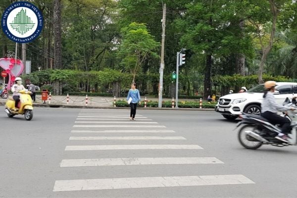 Lỗi không nhường đường cho người đi bộ bị phạt bao nhiêu 2025? Lỗi không nhường đường cho người đi bộ có bị trừ điểm giấy phép lái xe?