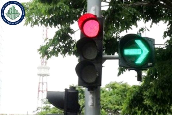 Rẽ phải khi đèn đỏ năm 2025, xe máy và xe ô tô bị phạt bao nhiêu tiền? Bị trừ bao nhiêu điểm giấy phép xe?