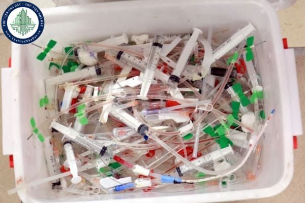 Chất thải y tế là chất thải rắn thông thường bao gồm những gì?