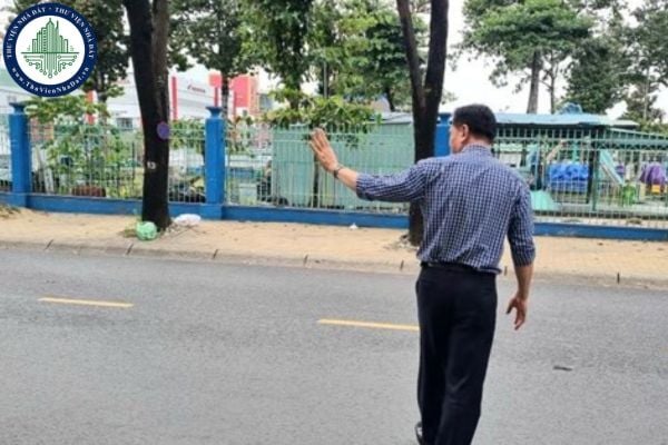 Tín hiệu bằng tay khi qua đường là gì? Lỗi đi qua đường không có tín hiệu bằng tay bị phạt bao nhiêu 2025 theo Nghị định 168?