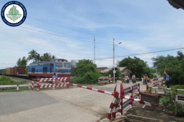 Người tham gia giao thông đường bộ được dừng xe trong đường ngang không? Quy định về đường sắt trong phạm vi đường ngang thế nào?