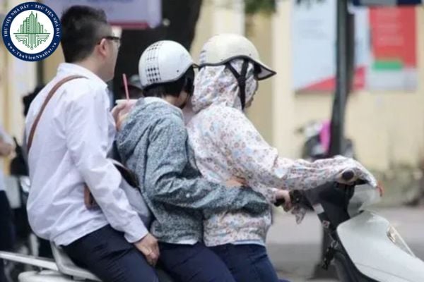 Xe máy chở 3 bị phạt bao nhiêu theo Nghị định 168? Sửa đổi trường hợp xe máy được chở 3 theo luật mới cần lưu ý gì?