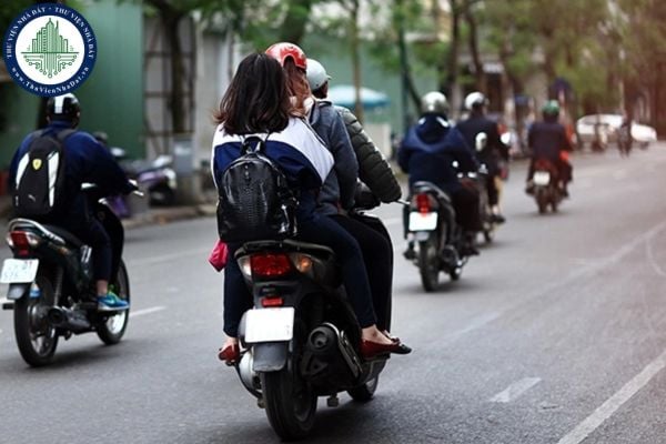 Năm 2025, điều khiển xe máy thả 2 tay sẽ bị tịch thu xe vĩnh viễn? Điều khiển xe máy thả 2 tay bị tước bằng lái bao lâu?