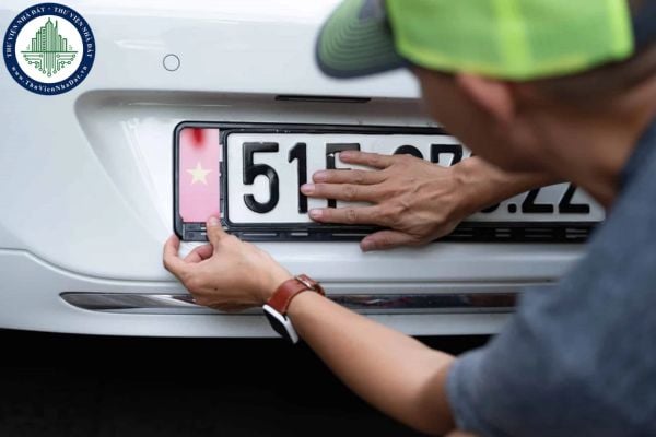 Thay đổi màu sắc của nền biển số xe có bị pháp luật cấm? Từ năm 2025, thay đổi màu sắc của nền biển số xe bị phạt bao nhiêu?