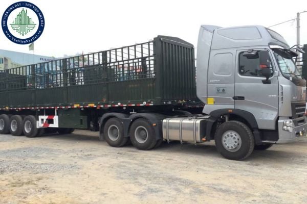 Sơ mi rơ moóc là xe gì? Xe ô tô đầu kéo kéo sơ mi rơ moóc kéo thêm xe khác được không? Người lái xe ô tô đầu kéo phải có bằng lái xe hạng nào?