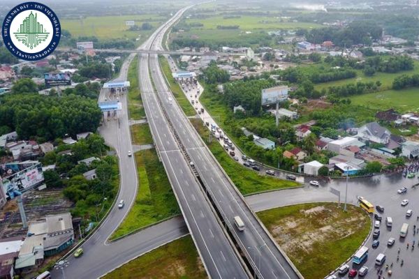 Cơ quan nào có trách nhiệm quản lý đường quốc lộ? Bộ Giao thông vận tải có phải đầu tư tuyến, đoạn tuyến đường quốc lộ không?