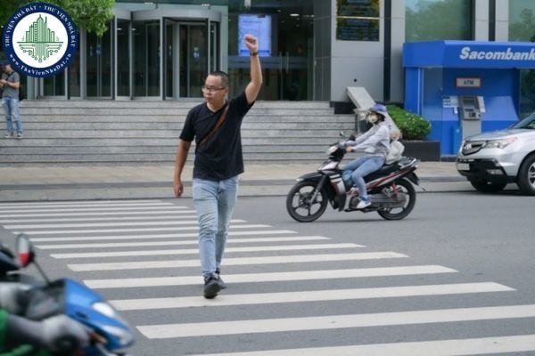 Nơi không có vạch kẻ đường thì người đi bộ được qua đường khi nào? Đi qua đường không có tín hiệu bằng tay có bị phạt không?