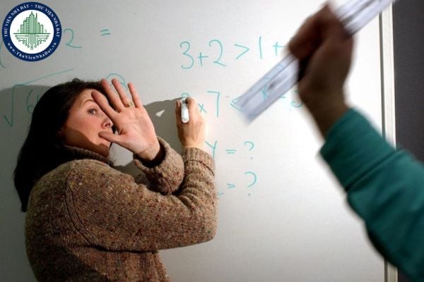 Học sinh lớp 12 đánh giáo viên có bị đuổi học không?