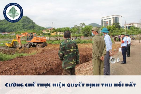 Thời điểm bắt đầu tiến hành cưỡng chế thu hồi đất được thực hiện trong giờ hành chính đúng không?