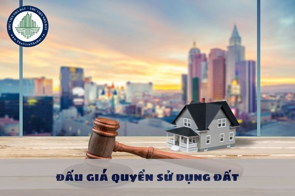 Có được tiến hành đấu giá quyền sử dụng đất đối với đất đã được thu hồi nhưng chưa hoàn thành việc bồi thường không?