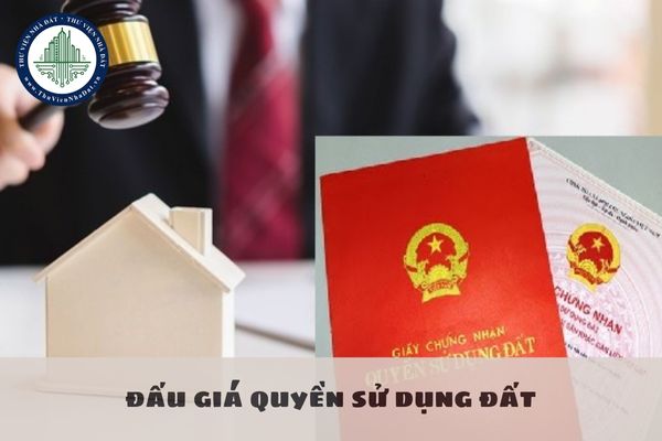 Việc bàn giao Giấy chứng nhận quyền sử dụng đất cho người trúng đấu giá quyền sử dụng đất là trách nhiệm của ai?