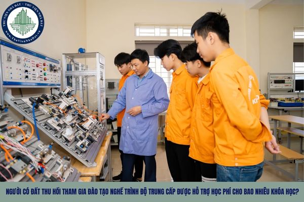 Người có đất thu hồi tham gia đào tạo nghề trình độ trung cấp được hỗ trợ học phí cho bao nhiêu khóa học?