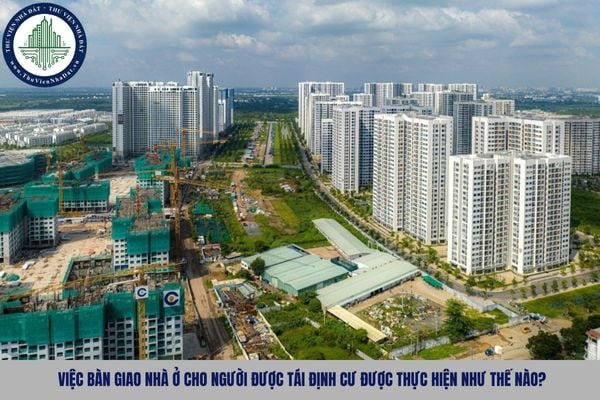 Việc bàn giao nhà ở cho người được tái định cư được thực hiện như thế nào?