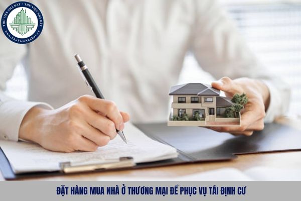 Việc đặt hàng mua nhà ở thương mại để phục vụ tái định cư được thực hiện khi nào?