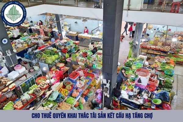 Việc cho thuê quyền khai thác tài sản kết cấu hạ tầng chợ được thực hiện thông qua hình thức nào?