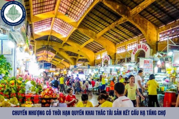 Việc chuyển nhượng có thời hạn quyền khai thác tài sản kết cấu hạ tầng chợ được thực hiện qua hình thức nào?