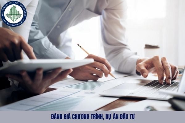 Việc kiểm tra, đánh giá chương trình, dự án đầu tư được tiến hành thông qua cách thức nào?