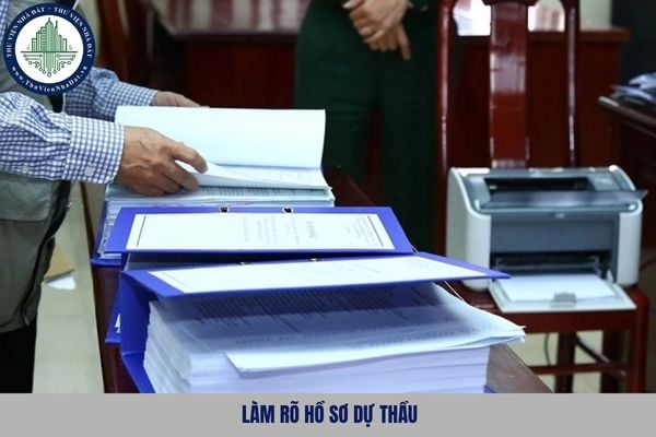 Sau khi mở thầu, nhà thầu có trách nhiệm làm rõ hồ sơ dự thầu theo yêu cầu của ai?
