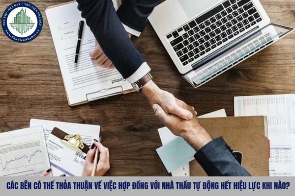 Các bên có thể thỏa thuận về việc hợp đồng với nhà thầu tự động hết hiệu lực khi nào?
