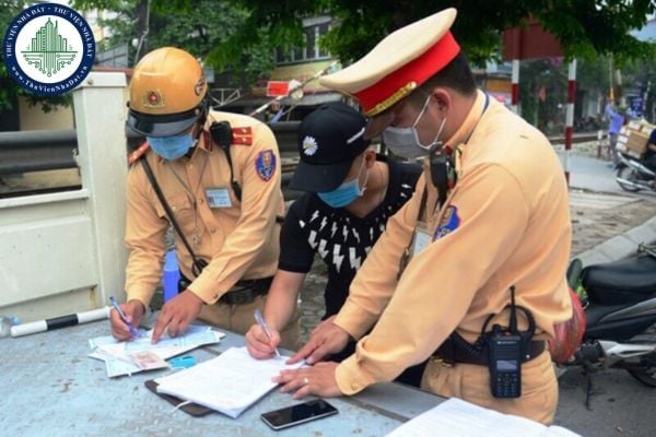 Cảnh sát giao thông thổi phạt nhưng không lập biên bản vi phạm hành chính thì có đúng luật hay không? 