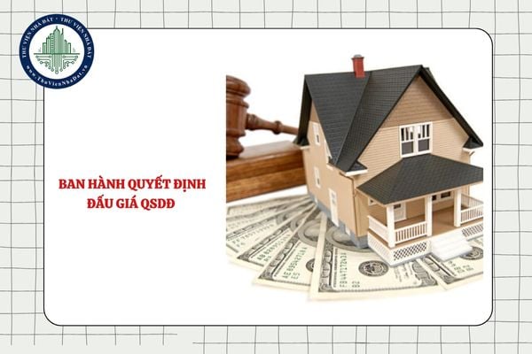 Ai có thẩm quyền ban hành quyết định đấu giá quyền sử dụng đất từ 15/08/2025?