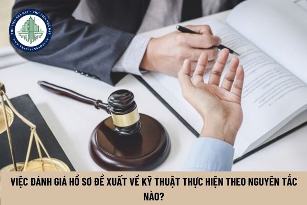 Việc đánh giá hồ sơ đề xuất về kỹ thuật thực hiện theo nguyên tắc nào?