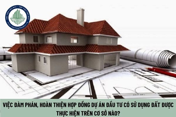 Việc đàm phán, hoàn thiện hợp đồng dự án đầu tư có sử dụng đất được thực hiện trên cơ sở nào?