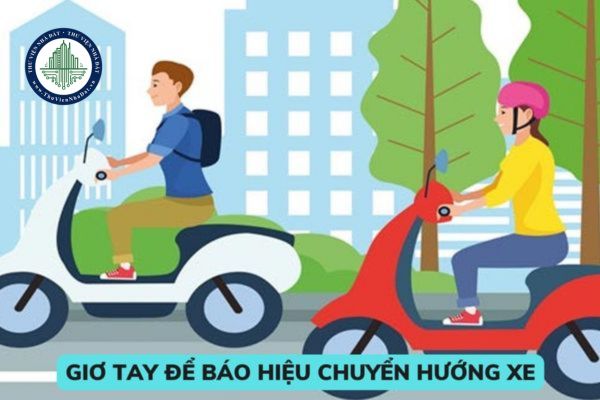 Người điều khiển xe máy giơ tay để báo hiệu chuyển hướng xe có được không? Chuyển hướng xe máy gây tai nạn bị phạt hành chính như thế nào? 