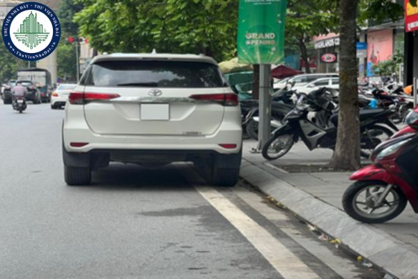 Đỗ xe cách vỉa hè 25cm có bị phạt? Đỗ xe ô tô cách lề đường, vỉa hè bao nhiêu thì không bị phạt? 