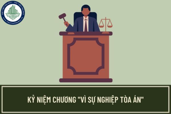 Thẩm phán cao cấp phải công tác bao lâu thì mới đáp ứng tiêu chuẩn xét tặng Kỷ niệm chương Vì sự nghiệp Tòa án?